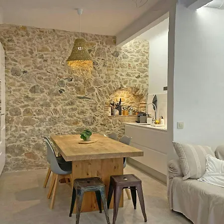 Holiday home Luxury 8p Town House In Center Lescala 50m